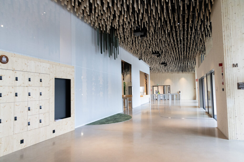 Korkeasaaren uusi sisäänkäyntirakennus. Valoisa aulatila lokakuun alussa.