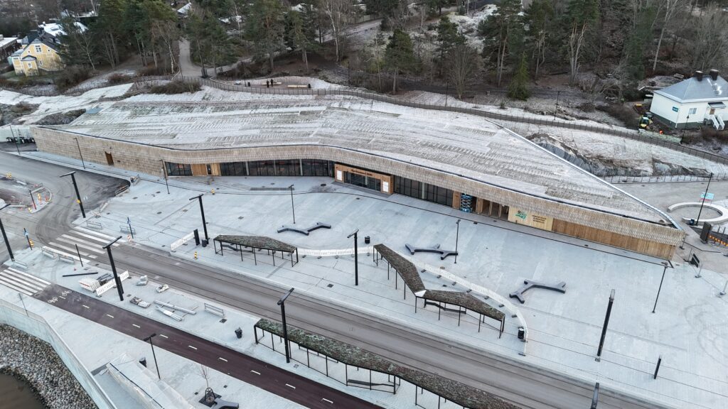 Ilmakuva Korkeasaaren uusi sisäänkäyntirakennus. Korkeasaaren sisäänkäyntirakennuksen eteen pääsee raitiovaunulla vuonna 2027.