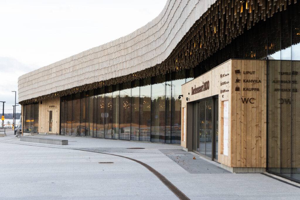 Korkeasaaren uuden sisäänkäyntirakennuksen julkisivua.