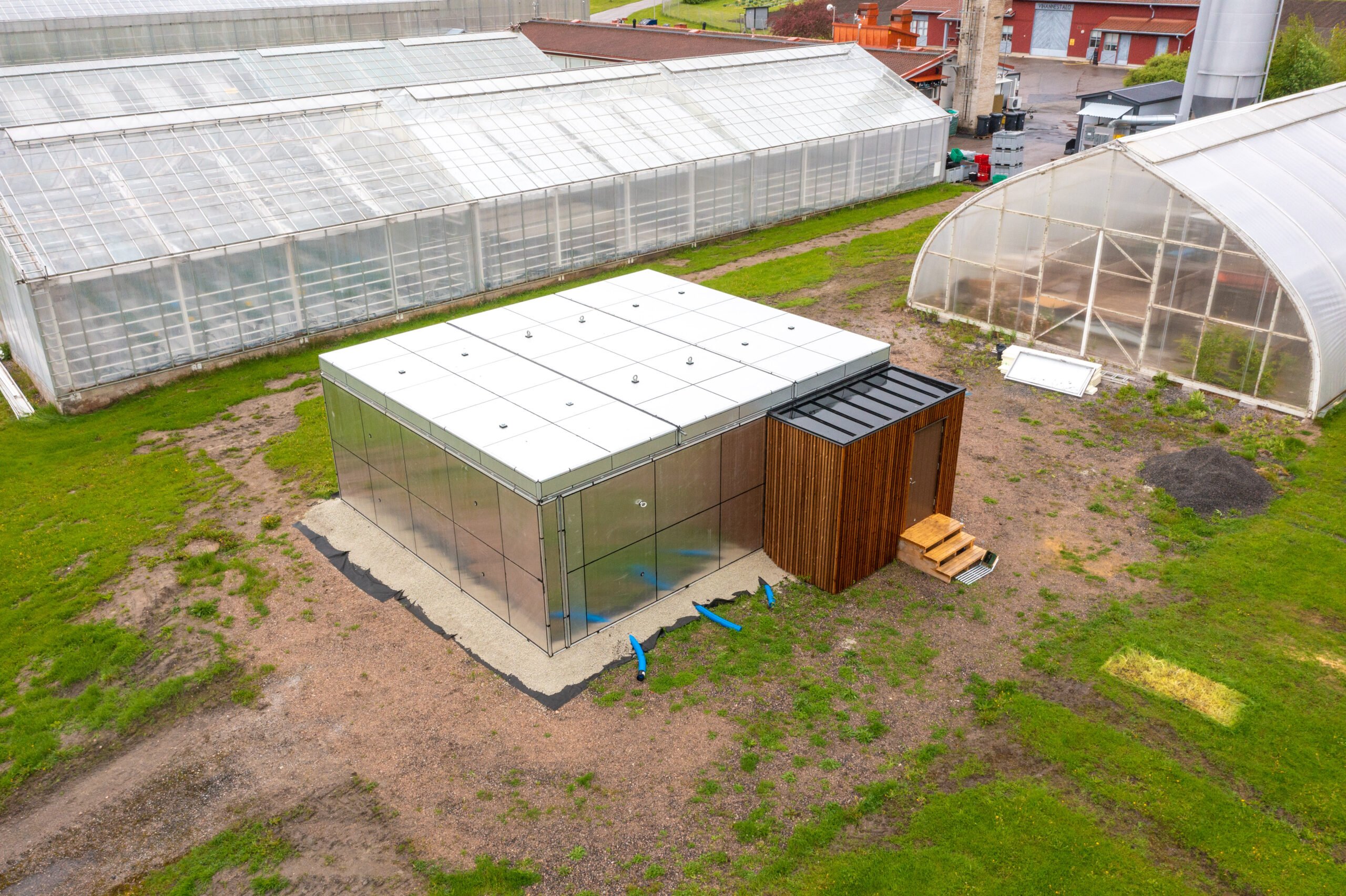 Heat generating greenhouse made from wood - Vacuum Insulation System (VIS)  - Puuinfo